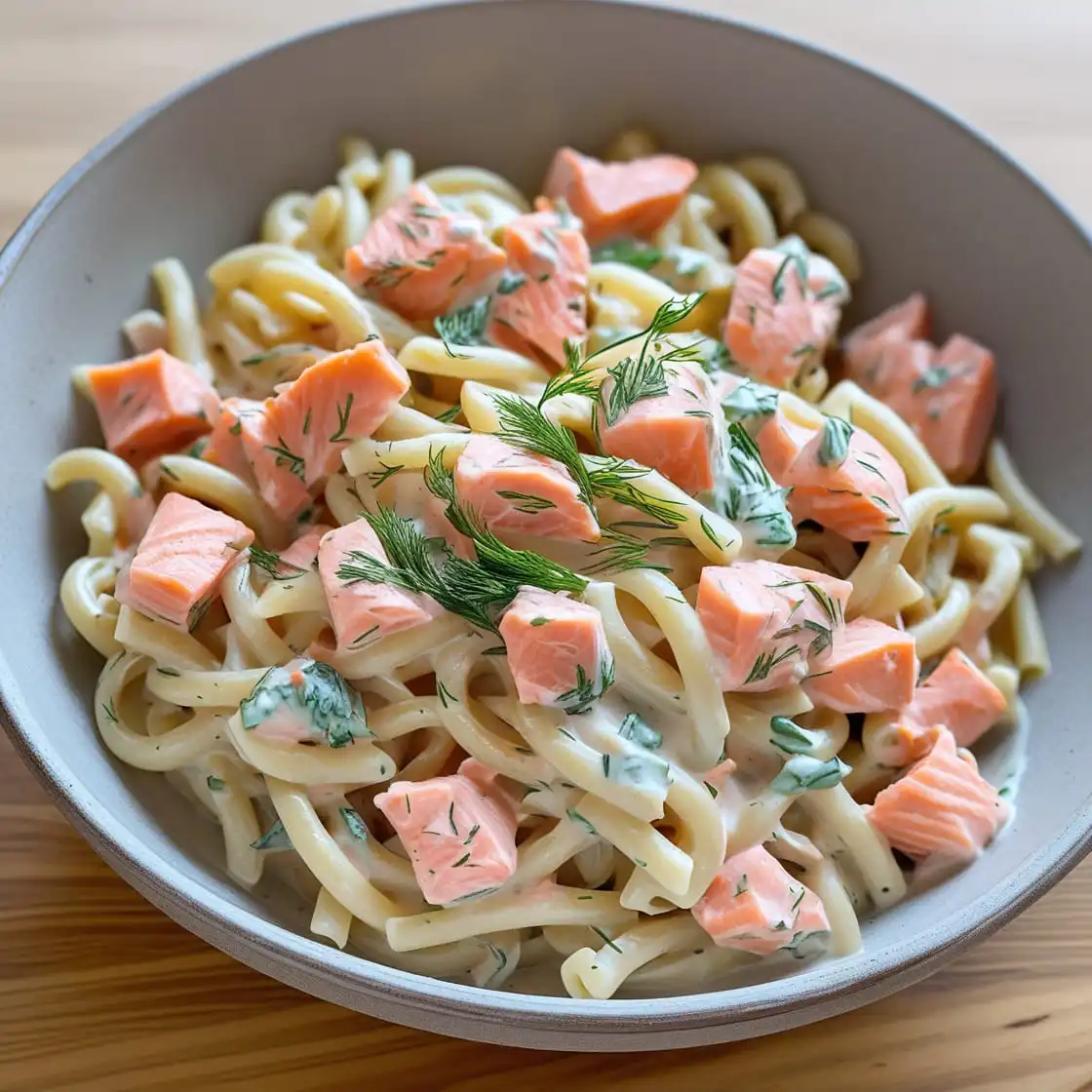 Cremige Pasta mit geschnittenem Lachs in einer reichen Sauce.